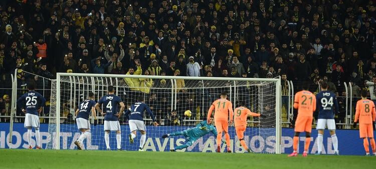 Kadıköy'de penaltı krizi: Kurtardı ama...